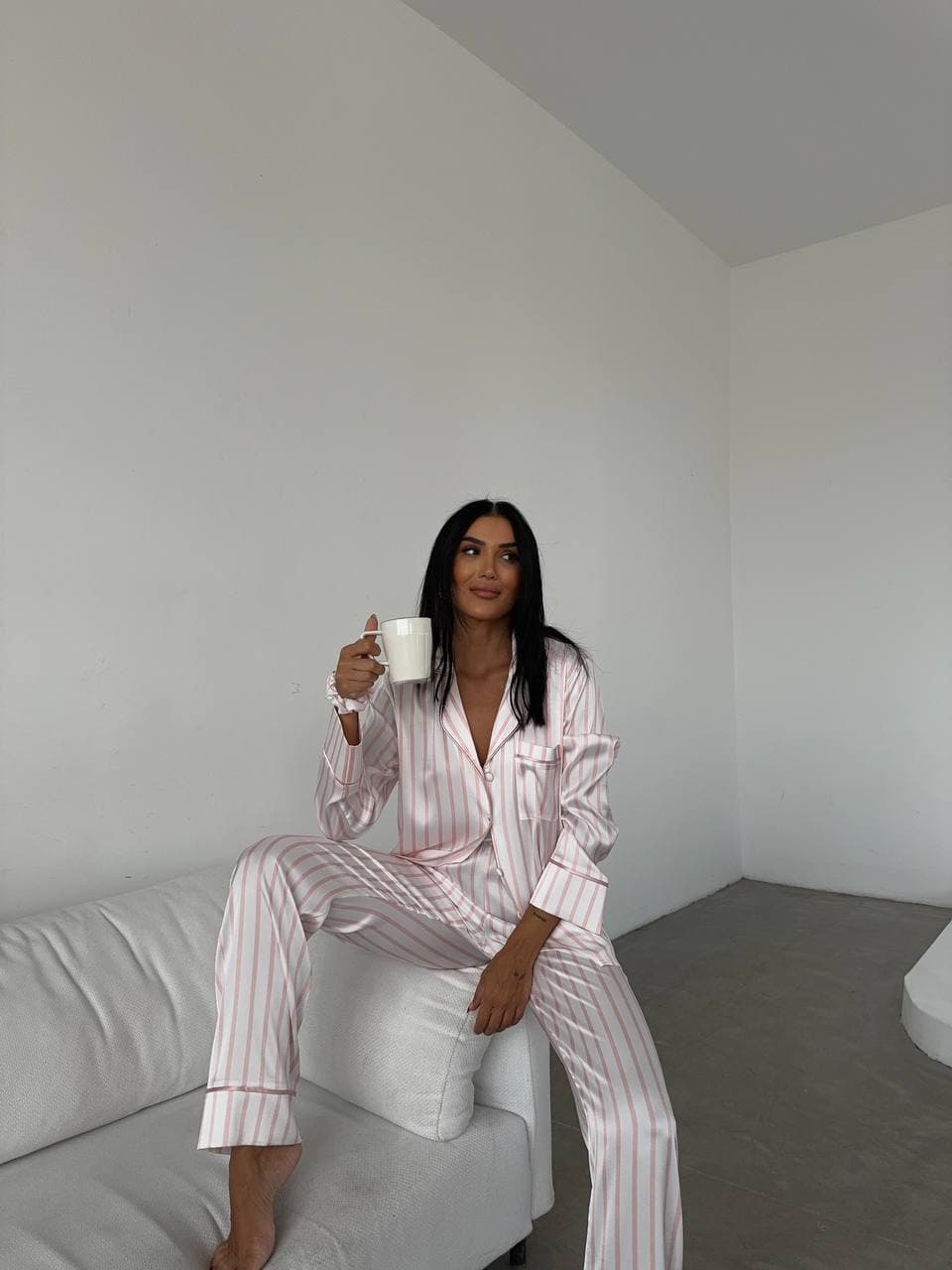 Pudra Pembesi Geniş Beyaz Çizgili Uzun Saten Pijama Takımı