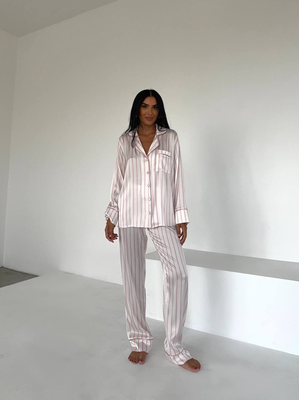 Pudra Pembesi Geniş Beyaz Çizgili Uzun Saten Pijama Takımı - 3