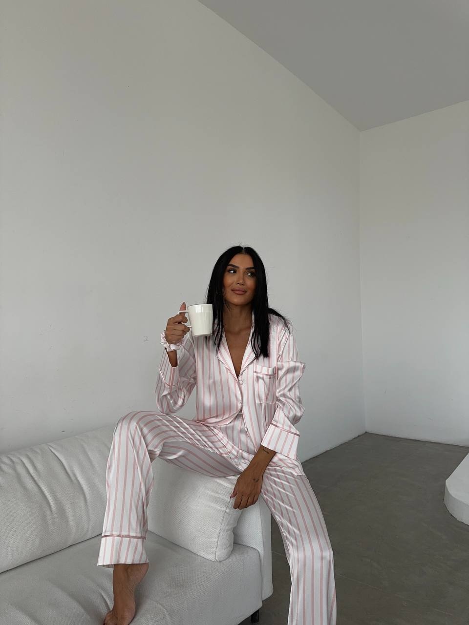 Pudra Pembesi Geniş Beyaz Çizgili Uzun Saten Pijama Takımı - Fotoğraf 1