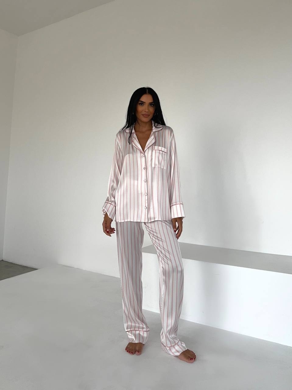 Pudra Pembesi Geniş Beyaz Çizgili Uzun Saten Pijama Takımı - Fotoğraf 3