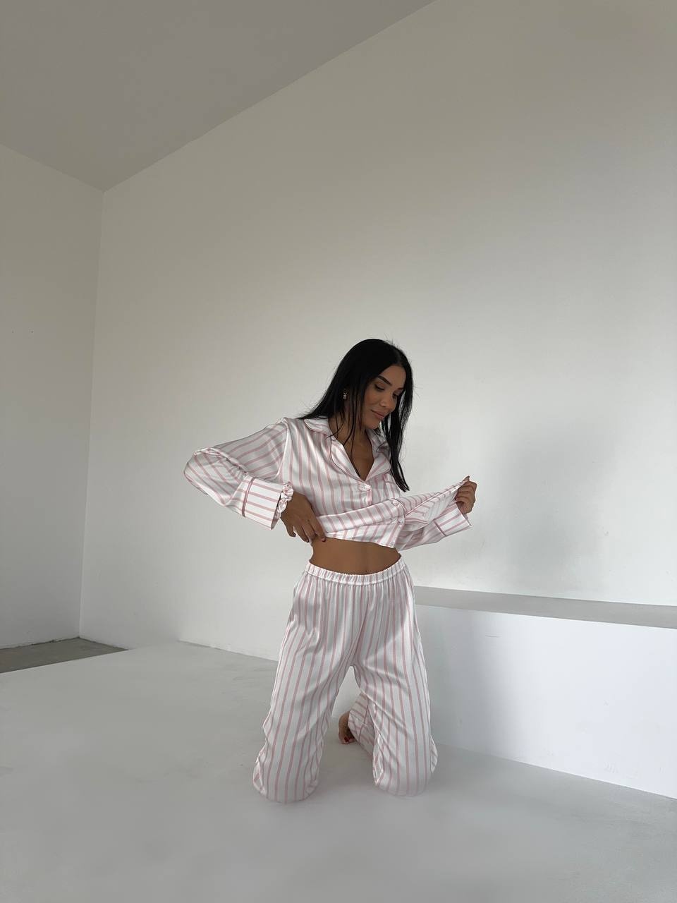 Pudra Pembesi Geniş Beyaz Çizgili Uzun Saten Pijama Takımı - Fotoğraf 4