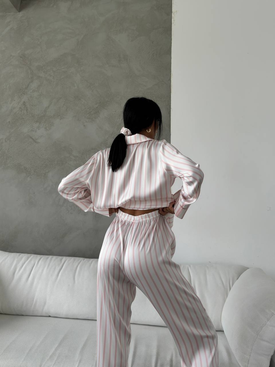 Pudra Pembesi Geniş Beyaz Çizgili Uzun Saten Pijama Takımı - Fotoğraf 5